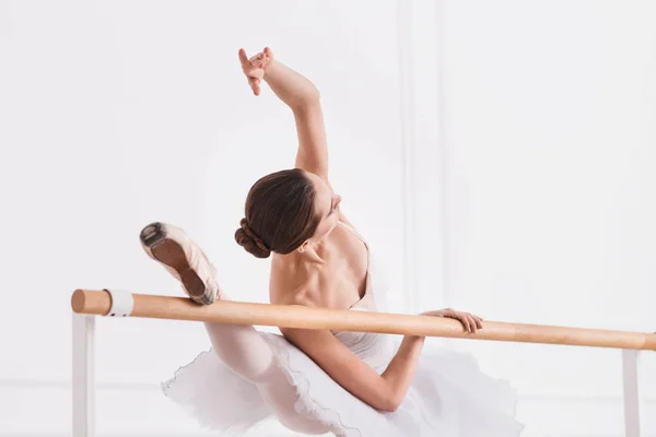 Mujer tierna mientras está de pie en pose de ballet — Foto de Stock