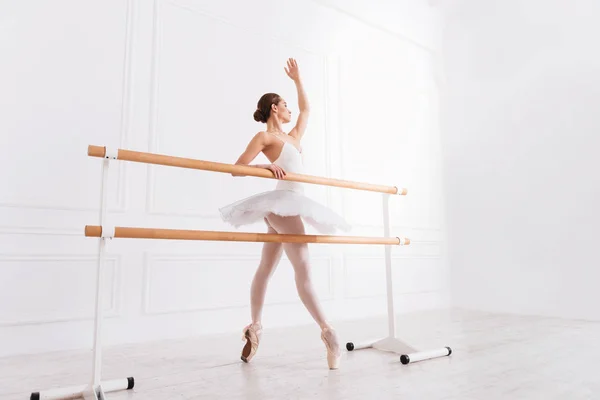 Boční pohled na tančící baletka ve studiu — Stock fotografie