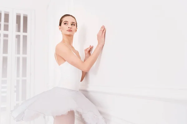 Serious woman keeping her arms on the wall — Stock Photo, Image