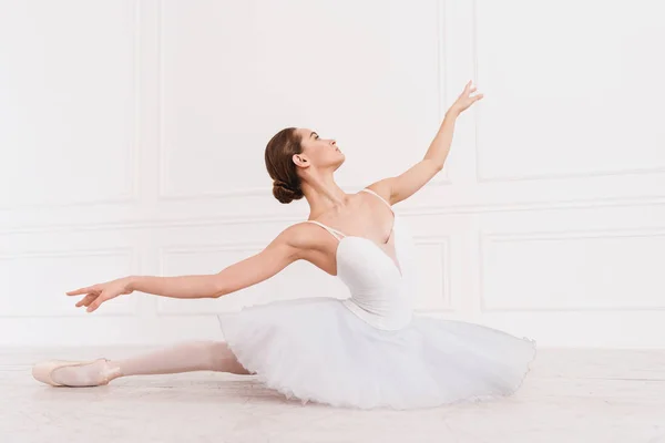 Ballerino classico professionista che guarda da parte — Foto Stock