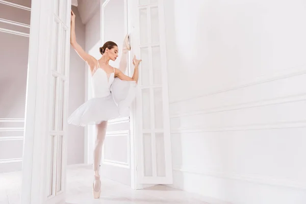 Ballerine flexible posant en classe de danse — Photo
