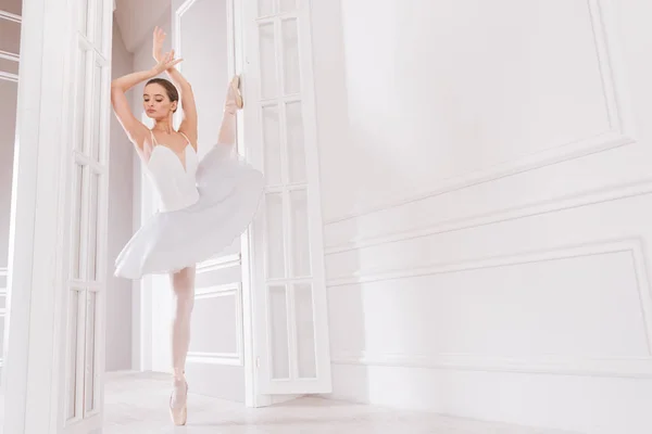 Dançarina de ballet suave olhando para o lado — Fotografia de Stock