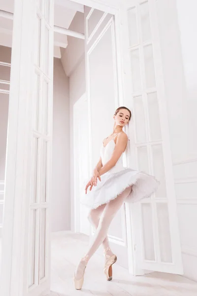 Elegante bailarina sosteniendo sus piernas cruzadas — Foto de Stock