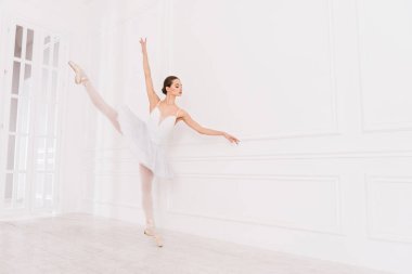 Zarif kadın çapraz bacaklar ile poz