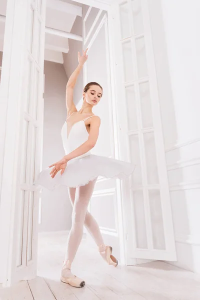 Elegante bailarina de pé na porta — Fotografia de Stock