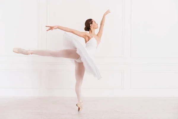 Sierlijke vrouw stond in ballet positie — Stockfoto
