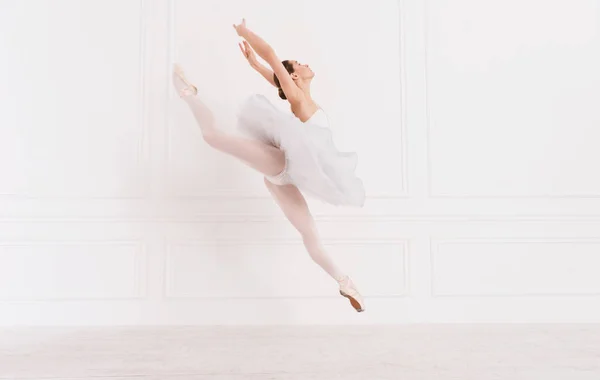 Zarte Ballerina springt über weißen Hintergrund — Stockfoto