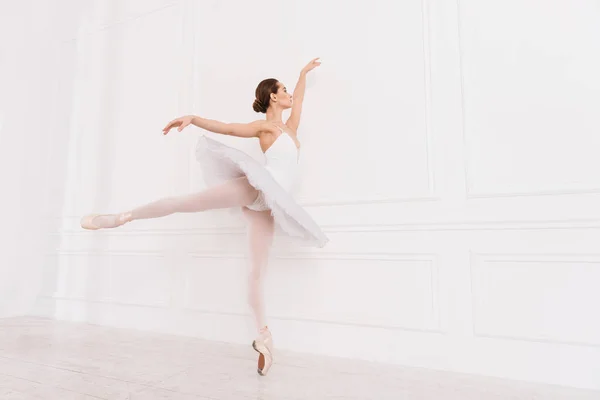 Flexibla ballerina poserar på tiptoes — Stockfoto