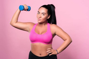 Güzel melez kadın dumbbell ile yapıyor