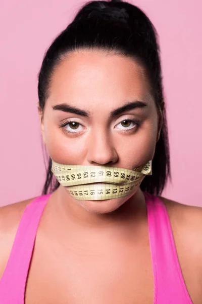 テープを測定することによって覆われた口を持つ女性のクローズ アップ — ストック写真