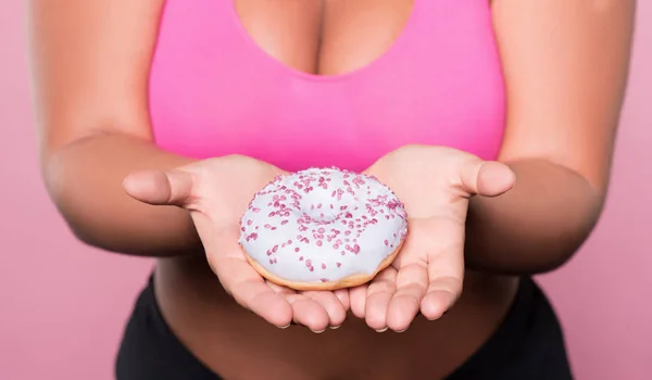 Primer plano de mujer regordeta sosteniendo sabroso donut — Foto de Stock