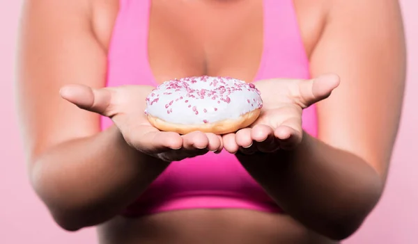 Primer plano de mujer regordeta sosteniendo sabroso donut — Foto de Stock