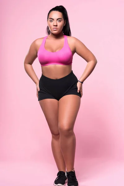 Agradável bela mulher gorda posando no fundo rosa — Fotografia de Stock