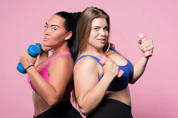 Dos mujeres regordetas haciendo ejercicio con pesas — Foto de Stock