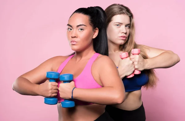 Twee mollige vrouwen trainen met halters — Stockfoto