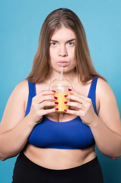 Joven gordito señora beber jugo — Foto de Stock