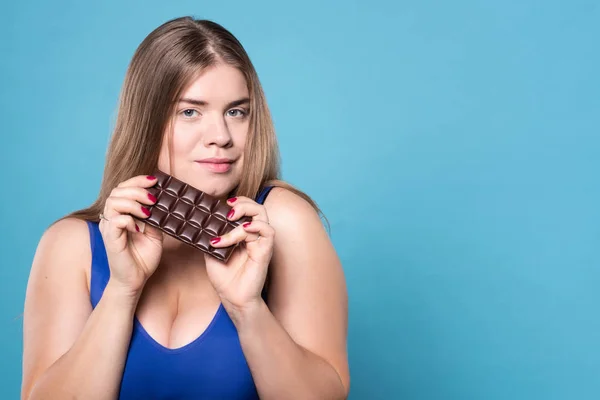 Vrij mollige dame houdt van chocolade — Stockfoto