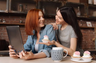 Bir başka arayan iki yakın arkadaşlarım