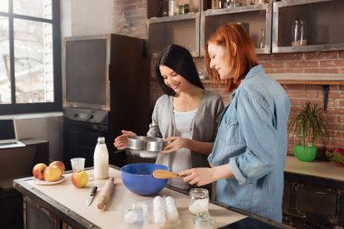Yemek sırasında iki çekici gülümseyen arkadaş
