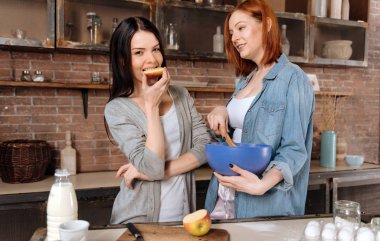 Genç ve güzel esmer yeme elma