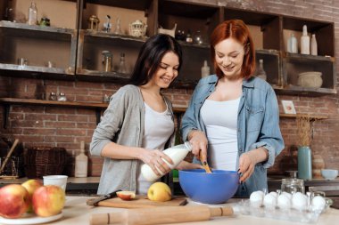 Çekici Bayan pişirme işlemi sırasında gülümseyen