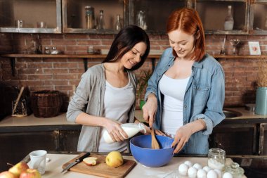 Mutlu genç esmer dökülen süt