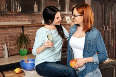 Mutfakta poz olumlu memnun lezbiyenler