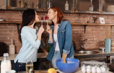 Aynı seks çift Lolipopları çok ile poz