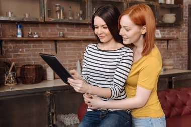 Aynı çift ayakta mutfakta sex