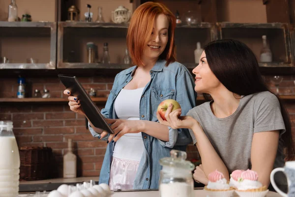 Amigos atractivos sonriendo el uno al otro — Foto de Stock