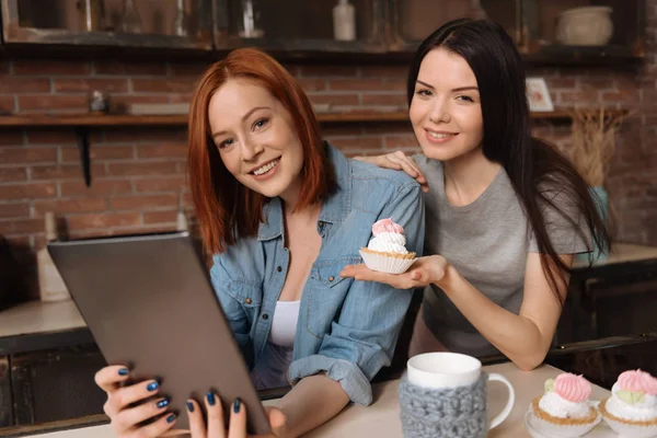 Röd haired kvinna att hålla tablett i båda händerna — Stockfoto