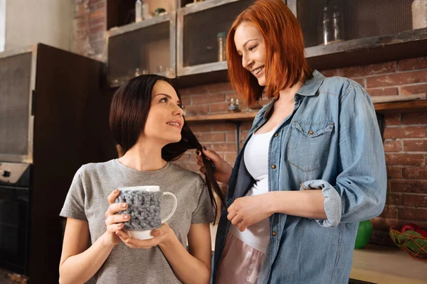 Verheugd vrouw maken nieuw kapsel voor haar vriend — Stockfoto