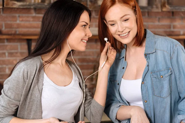 Primer plano retrato de mujeres mientras escuchan música — Foto de Stock