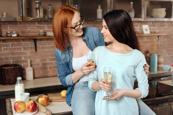 Gelukkig jonge vrouwen houden bocals met champagne — Stockfoto