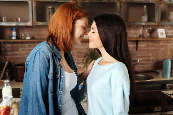 Primer plano de lesbianas besándose en el momento —  Fotos de Stock