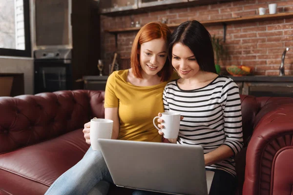 Attraktiva bästa vänner arbetar med laptop — Stockfoto