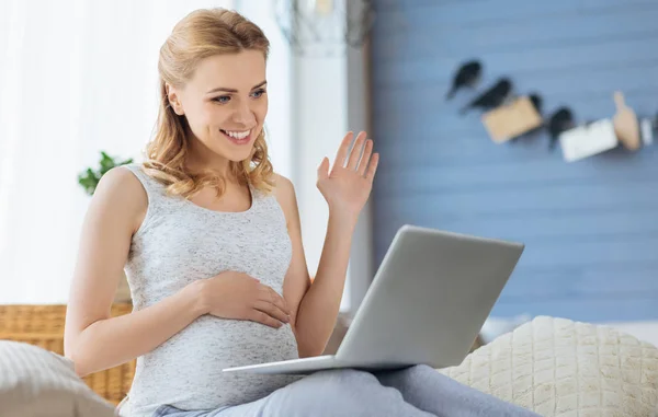 Έγκυος γυναίκα έχοντας συνομιλία σε φορητό υπολογιστή — Φωτογραφία Αρχείου
