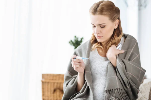 Mujer embarazada sosteniendo termómetro — Foto de Stock