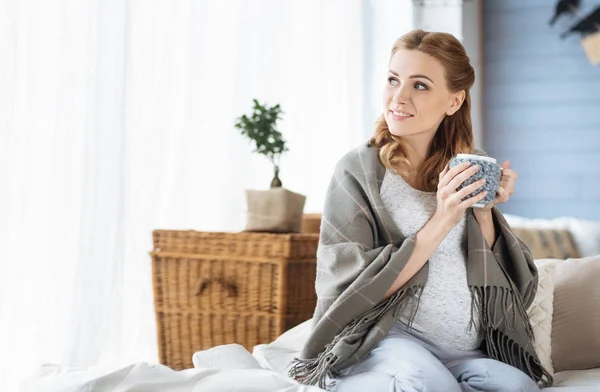 Беременная женщина пьет чай в постели — стоковое фото