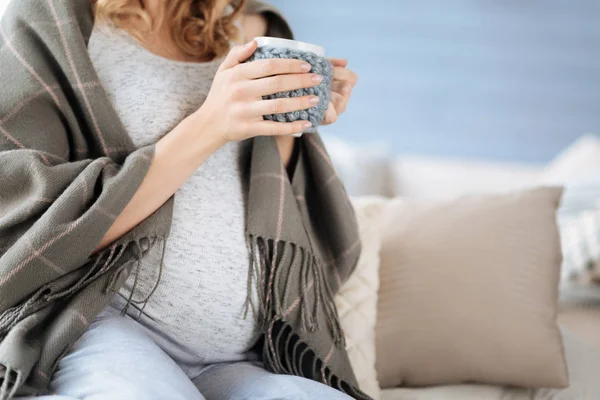 Zblízka těhotné ženy pití čaje v ložnici — Stock fotografie