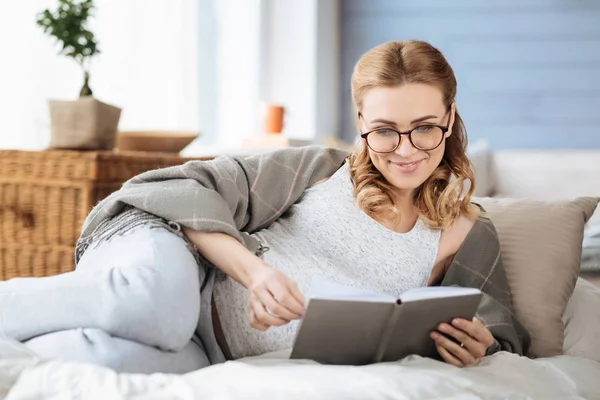 Donna incinta leggere libro in camera da letto — Foto Stock