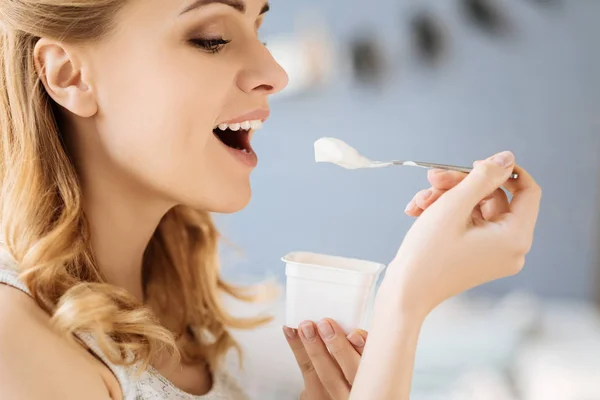 Retrato de una mujer embarazada comiendo yogur — Foto de Stock