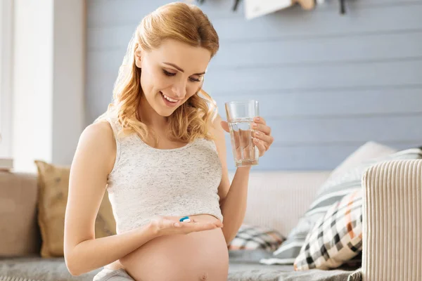 Mulher grávida tomando pílulas em seu quarto — Fotografia de Stock