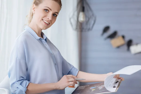 Těhotná žena pracuje doma — Stock fotografie