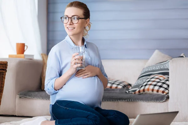 Hamile kadın içme suyu ve çalışma — Stok fotoğraf