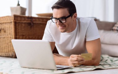 İyi görünümlü adam kredi kartını kullanarak memnun