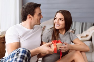 Bir hediye kutusu alarak mutlu güzel kadın