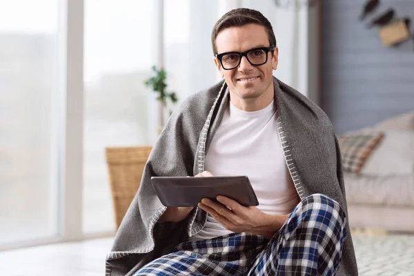 Blij aardige man, die houden van een tablet — Stockfoto