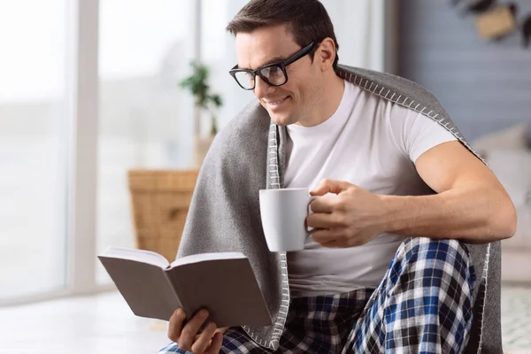 Intelligenter gutaussehender Mann liest ein Buch — Stockfoto