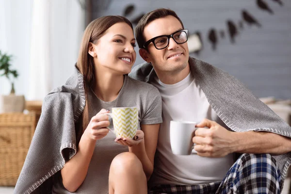 Agradável casal feliz tomando chá — Fotografia de Stock